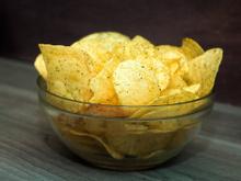 Quem disse que batata chips não pode ser saudável? Aprenda a fazer uma versão caseira na airfryer, sem gordura e totalmente crocante!