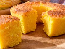 Um bolo de milho tão cremoso que parece impossível ser feito com milho de lata