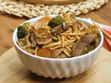 Como fazer um yakisoba de restaurante em casa: 5 dicas para acertar a receita com facilidade