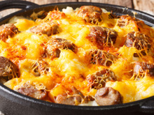 Caçarola de batata com calabresa e queijo é a receita que vai ganhar toda a família no almoço de domingo