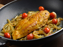 Filé de frango com açafrão-da-terra e pimenta-do-reino