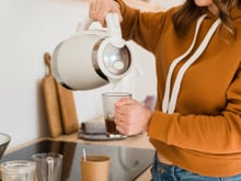 As chaleiras elétricas estão ganhando concorrência moderna. Essa solução economiza espaço e tempo