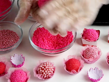 Brigadeiro de morango gourmet para entrar no clima do Outubro Rosa de um jeitinho muito delicioso