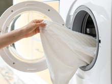 Se sua mãe não te ensinou, eu te ensino: esse é o segredo para as toalhas ficarem macias e brancas por mais tempo, mesmo na máquina de lavar