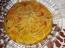 Sopa de macarrão com legumes