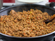 Por que os chefs não misturam o sal com a carne moída desde o início? Os especialistas explicam