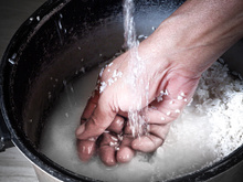 Chega de mistério, vamos relevar a verdade: precisa ou não lavar o arroz antes de cozinhar?