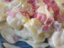 Batata gratinada com molho de queijo e presunto