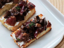 Bruschetta de cogumelos e uva