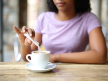 Não consegue tomar o cafezinho puro? Esse é o melhor adoçante para adicionar a bebida, segundo especialistas