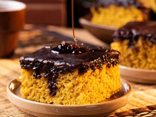 Bolo de cenoura com cobertura de chocolate