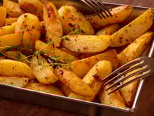 A receita definitiva das melhores batatas assadas crocantes e macias com apenas 3 ingredientes: aprendi a cozinhar essa receita com um chef
