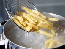Macarrão gruda se não colocar óleo no cozimento: mito ou verdade?