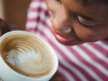 Descubra 5 maneiras de apreciar o café como uma mulher saudável, sem destruir o colágeno ou prejudicar o seu sono!