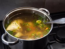 Você joga fora a primeira água da carne? Chef experiente explica o que realmente acontece e quando isso faz diferença