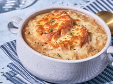 Como fazer a verdadeira sopa de cebola francesa: as dicas da chef Paola Carosella para ela ficar cremosa e evitar o cheiro forte nas mãos após o preparo
