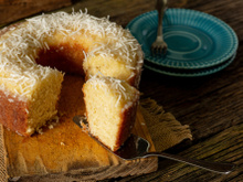 Bolo de tapioca com coco: sempre faço essa receita aqui em casa não sobra uma fatia para contar história