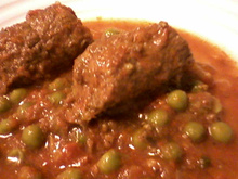 Bife a rolê com molho de ervilha