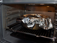 Quase ninguém sabe, mas aqui está por que você nunca deve colocar papel-alumínio no forno elétrico