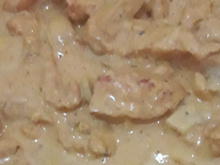 Estrogonofe de frango com vinho branco