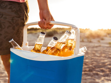 Cuidado com a cerveja e a caipirinha na praia: o que acontece com o corpo ao ingerir bebida alcoólica no calor?
