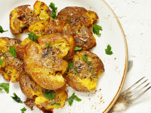 O petisco francês que vai roubar a cena na sua semana: batatinhas amassadas com cebola caramelizada e queijo derretido