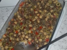 Salada da sorte com grão de bico e lentilha