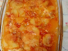 Peixe com batatas e legumes ao molho