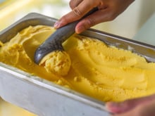 Sorvete de manga caseiro e cremoso: receita rápida com leite condensado e creme de leite é a melhor sobremesa do mundo!