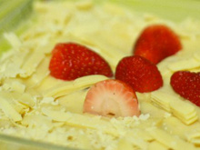Pavê de morango com cobertura de chocolate branco
