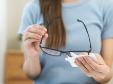 Mais de 30 anos usando óculos e finalmente descobri como limpar lentes sem arranhar com 2 ingredientes da cozinha