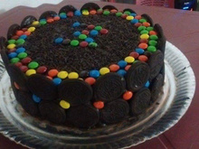 Torta de chocolate com confeitos e biscoito