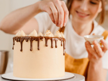 Já pensou em reformar um bolo de padaria? Veja como transformar o doce refazendo apenas a cobertura