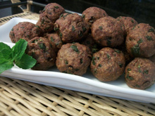 Bolinho de carne moída com hortelã