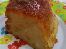 Pudim de pão com ameixas e leite de coco