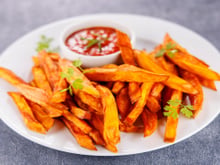 A melhor batata-doce rústica que você vai provar é feita no forno, usando apenas 3 ingredientes, fica melhor que de restaurante!