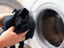 Aprendi com a minha avó um detalhe simples na hora de lavar roupa que ajuda a manter as cores vivas