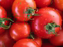 O médico Camilo Echeverri disse: "Coma um tomate por dia e você verá todas as mudanças que ocorrerão em seu corpo."