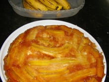 Bolo invertido de banana caramelada de liquidificador