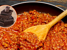 Chocolate no molho à bolonhesa parece estranho, mas é o toque secreto de muitas nonnas italianas e hoje você vai entender por quê