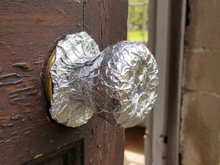 Por que estão envolvendo a maçaneta com papel-alumínio? Para que serve este truque?