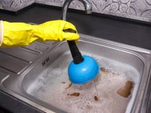 Minha pia da cozinha nunca mais entupiu depois que aprendi esse truque de encanador