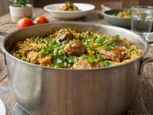Arroz de costelinha suína cremoso com ervilha muito temperado e saboroso