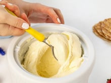 Aprenda a fazer o sorvete caseiro mais fácil do mundo: só 3 ingredientes e zero açúcar