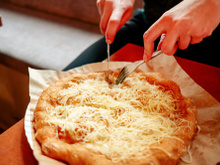 "É como se uma pizza e um pastel tivessem tido um filho": como fazer o lángos, popular comida de rua na Hungria