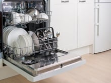 A única coisa que sempre faço antes de ligar a máquina de lavar louça (faz uma grande diferença!)