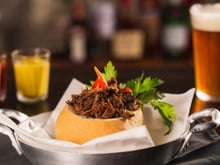 Adeus, cachorro-quente: essa carne louca vai ser a estrela da Festa Junina deste ano