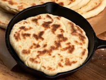 Pãozinho de frigideira de 2 ingredientes com apenas farinha e água
