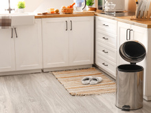 Lixeira higiênica e prática para cozinha:  4 modelos inox para investir!