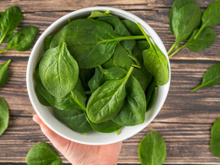 É por isso que comecei a comer espinafre diariamente: cru ou cozido, vai bem na omelete, salada, suco ou como acompanhamento do prato principal mesmo, cada dia como de um jeito!